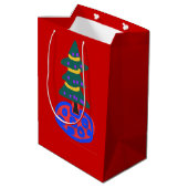 Kerstmis met groene naam op rode achtergrond medium cadeauzakje (Achterkant Gekanteld)