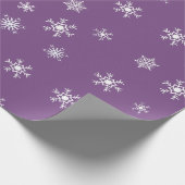 Kerstmis met Paarse en witte sneeuwvlokken Cadeaupapier (Hoek)