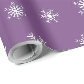 Kerstmis met Paarse en witte sneeuwvlokken Cadeaupapier (Rol Hoek)