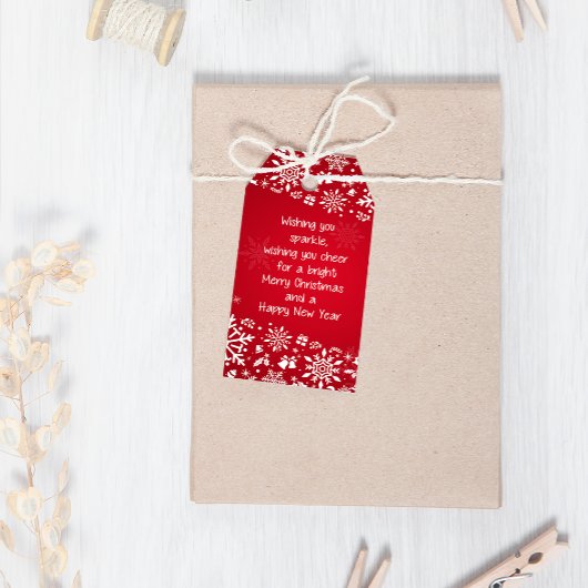 Kerstmis met rode en witte sneeuwvlokken cadeaulabel