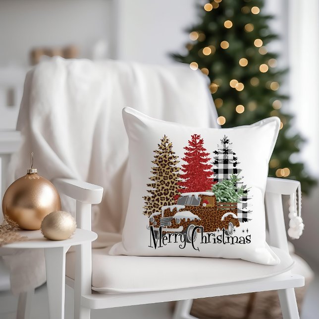 Kerstmis met vintage vrachtwagen luipaardprint kussen (Vintage truck and buffalo plaid Christmas trees "Merry Christmas" decorator pillow)