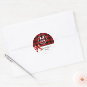 Kerstmis Monogram Krans Buffalo Plaid Ronde Sticker (Envelop)