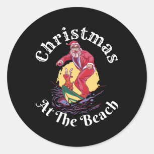 Kerstmis op het strand Funny Santa surft met rendi Ronde Sticker
