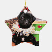Kerstmis - Pug - Daisy Mae Keramisch Ornament (Voorkant)