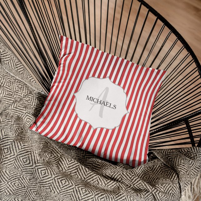 Kerstmis Rood en Wit Gepersonaliseerd Monogram Kussen (Whimsical candy cane striped cute simple monogram throw pillow.)