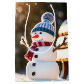 Kerstmis Sneeuwman op een parkbank Medium Cadeauzakje (Voorkant)