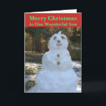 Kerstmis Snowman Son Kaart<br><div class="desc">Vrolijk kerstfeest voor onze prachtige zoon staat op de voorkant van het kerstWenskaart in een groene tekst op de rode achtergrond. Cheery Snowman die in de bossen rondhangt met stenen voor ogen, neus en knoppen, takken voor glimlach en armen, en een riem en groen struik bovenper pet. De kaart kan...</div>