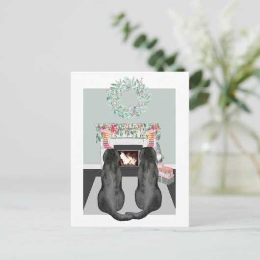 Kerstmis twee zwarte labrador Honden Fireplace Sce Feestdagenkaart (Staand voorkant)