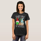 Kerstmis vakantie kabouter motief kerst op strand t-shirt (Voorkant volledig)