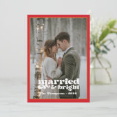 Kerstmis van pasgetrouwden in rood en goud feestdagenkaart (Staand voorkant)