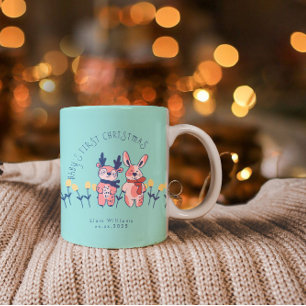 Kerstmis voor het eerst voor de baby met schattige tweekleurige koffiemok