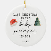 Kerstmis vorig jaar als tweetjes baby aankondiging keramisch ornament (Achterkant)