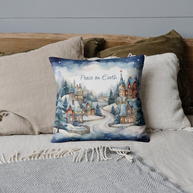 Kerstmis Vrede op Aarde Snowy Village Familienaam Kussen (Add serene holiday charm to your home with a peaceful snowy village evening winter scene.)