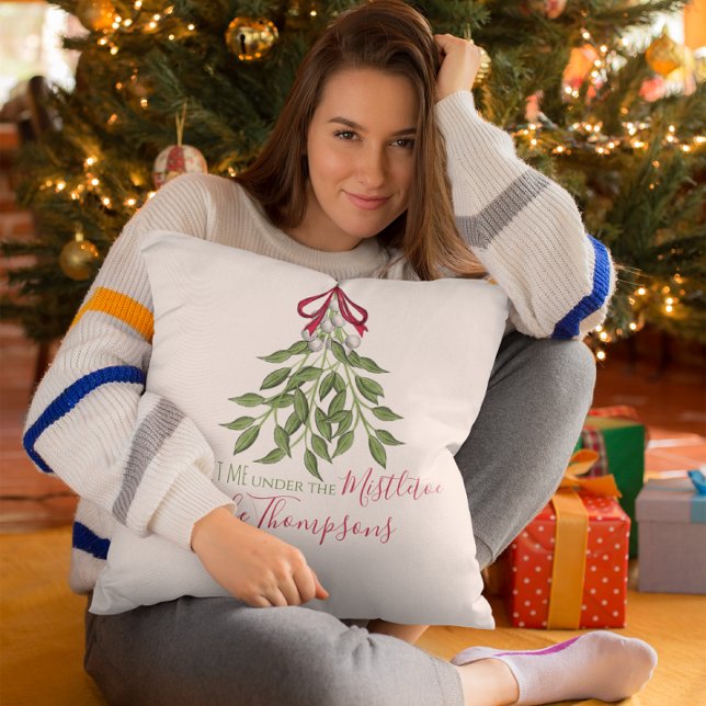 Kerstmis Waterverf Greenery Cute Merry Mistletoe Kussen (Meet me under the mistletoe holiday throw pillow.)