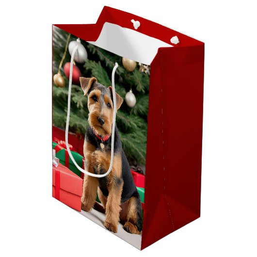 Kerstmis Welsh Terrier bij de boom Medium Cadeauzakje (Voorkant Gekanteld)
