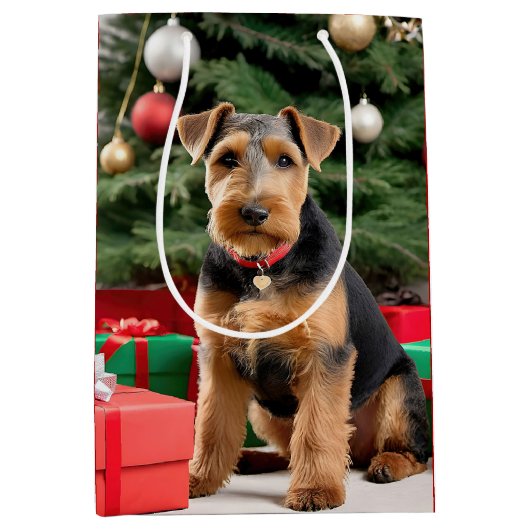 Kerstmis Welsh Terrier bij de boom Medium Cadeauzakje (Voorkant)