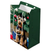 Kerstmis Welsh Terrier bij de boom Medium Cadeauzakje (Voorkant Gekanteld)