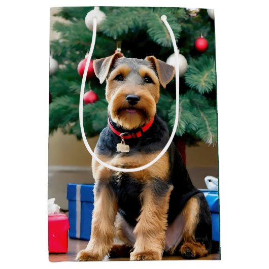 Kerstmis Welsh Terrier bij de boom Medium Cadeauzakje (Voorkant)