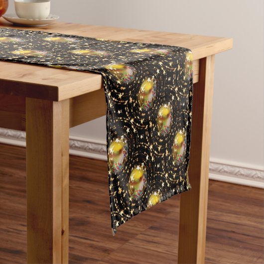 Kerstmis Wieg Nativiteit Scene Baubles Star Patroo Korte Tafelloper (Voorbeeld)