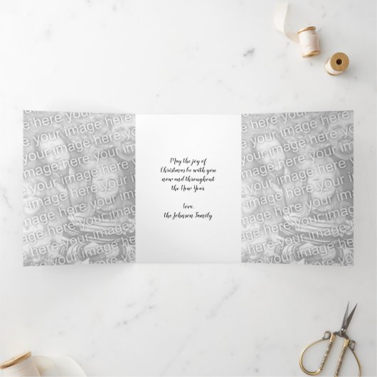 Kerstmis, winkelende Cadeaus politieman Drieluik Wenskaart (Binnen)