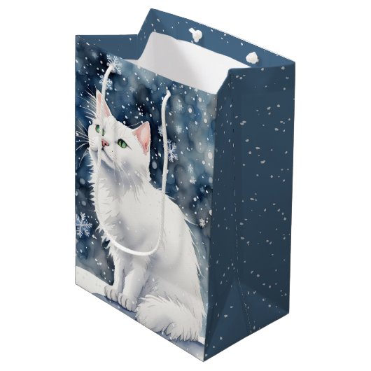 Kerstmis witte kat in sneeuwvlokken medium cadeauzakje (Voorkant Gekanteld)