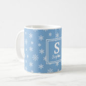 Kerstmis witte sneeuwvlokken Baby blauw monogram Koffiemok (Voorkant links)