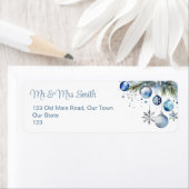 Kerstmis zilveren blauwe balletjes besneeuwde denn etiket (Insitu)