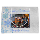 Kerstmis zilveren blauwe sneeuwvlokken foto groot cadeauzakje (Voorkant)