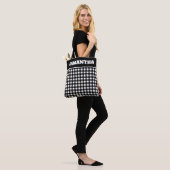 Kerstmis Zwart & Wit Buffalo Plaid Aangepaste Naam Tote Bag (Op model)
