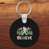 Kerstmisgeloof Bigfoot Funny Xmas Tree voor Mannen Sleutelhanger (Voorkant)