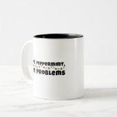 Kerstmisontwerp, meer pepermunt, minder problemen tweekleurige koffiemok (Voorkant links)