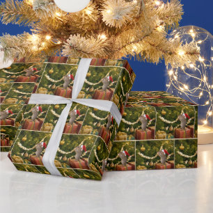 Kerstmuis die popcornslinger op boom eet cadeaupapier