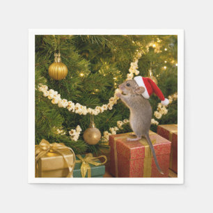 Kerstmuis die popcornslinger op boom eet servet