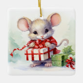 Kerstmuis met cadeau keramisch ornament (Voorkant)