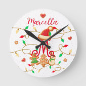 Kerstnaam Monogram Custom Gingerbread Rood Ronde Klok (Voorkant)