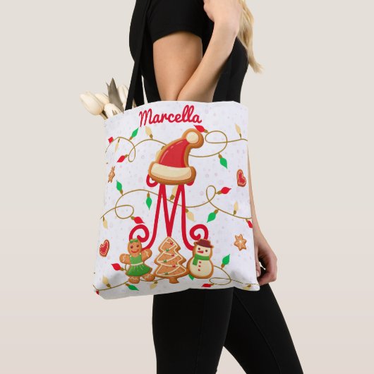 Kerstnaam Monogram Custom Gingerbread Rood Tote Bag (Dichtbij)