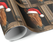 Kerstpaard in stalvenster cadeaupapier (Rol Hoek)
