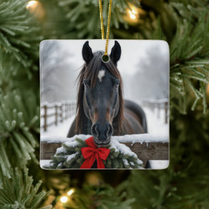 Kerstpaard Met een Krans op een Hek Keramisch Ornament