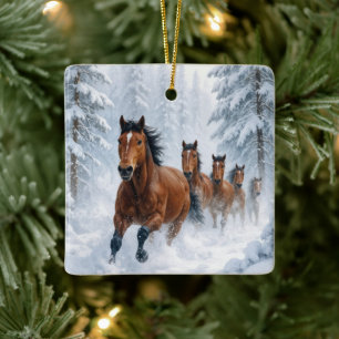 Kerstpaarden rennen door een besneeuwd bos keramisch ornament