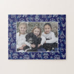 kerstpatroon | Foto van de familie Legpuzzel<br><div class="desc">Deze  familiefouzzel bevat uw horizontale afbeelding met een kerst-thematisch constellatiepatroon rond het. Het blauw-en-witte geometrische patroon omvat de Kerstman,  bellen,  sneeuwmannen,  cadeaudozen,  bomen,  en meer. Gebruik de sjabloon om uw foto toe te voegen.</div>