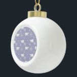 Kerstpatroon met polaire beren en sneeuwvlokken keramische bal ornament<br><div class="desc">Naadloos patroon met polaire beren</div>