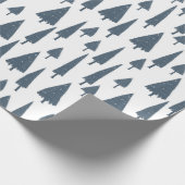 Kerstpatroon van blauwe sparren op wit cadeaupapier (Hoek)