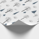 Kerstpatroon van blauwe, zwarte bomen op wit cadeaupapier (Hoek)