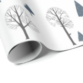 Kerstpatroon van blauwe, zwarte bomen op wit cadeaupapier (Rol Hoek)