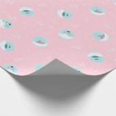 Kerstpatroon van magische sneeuwballen op roze ach cadeaupapier (Hoek)