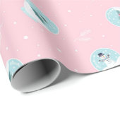Kerstpatroon van magische sneeuwballen op roze ach cadeaupapier (Rol Hoek)
