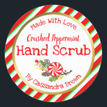 kerstpermint Hand Scrub DIY Ronde Sticker<br><div class="desc">Deze rode, groene en witte streep met faux gouden sticker is een aanpasbaar, fijngemaakt snoep handschrobetiket voor iemand die graag hun eigen feestelijke kerstgerechten en producten voor huidverzorging maakt om te verkopen op jaarbeurzen, bij feetjes en in hun eigen winkelwinkel op een markt. Het kan ook worden gebruikt voor handgemaakte,...</div>