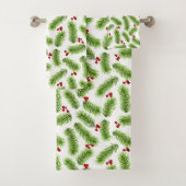 Kerstpijnboombladeren en bessen op wit bad handdoek (Insitu)