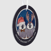 kerstpinguïn Couple Cute Santa en Reindester Ornament (voorkant)