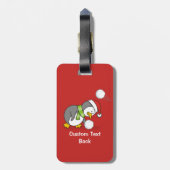 Kerstpinguïn die een sneeuwbal krijgt bagagelabel (Achterkant verticaal)